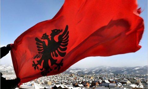 Албанский флаг над Кичево